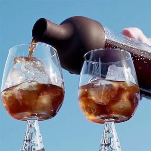 Botella Cold Brew sirviendo